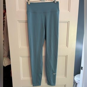 The Nike One Women’s Mid-Rise Leggings